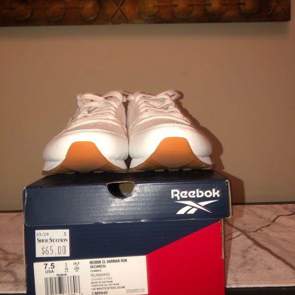 Classic white Reeboks; very nice, very comfortable; great for walking - Picture 8 of 8